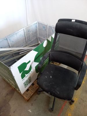 une chaise et une boîte remplie de boîtes dans une pièce
