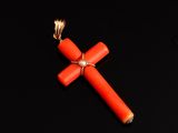 une croix orange sur fond noir, entourée d'une chaîne dorée