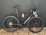 un vélo garé contre un mur, devant un mur