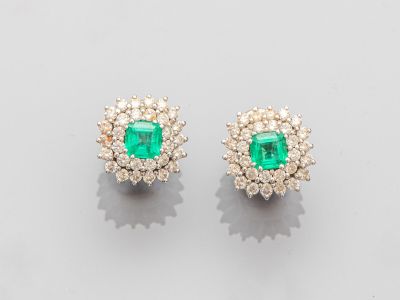 une paire de boucles d'oreilles en émeraude et diamant