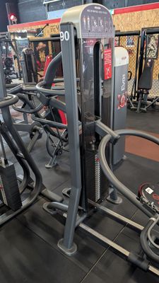 many machines in the gym that are on the floor