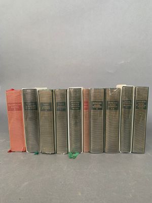 plusieurs livres sont alignés sur une surface grise