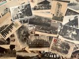 une pile de vieilles photos représentant des personnes et des bâtiments