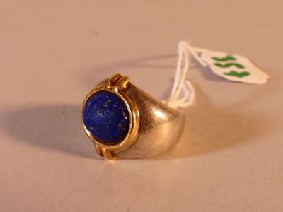 une bague en or sertie d'une pierre de lapis-lazuli