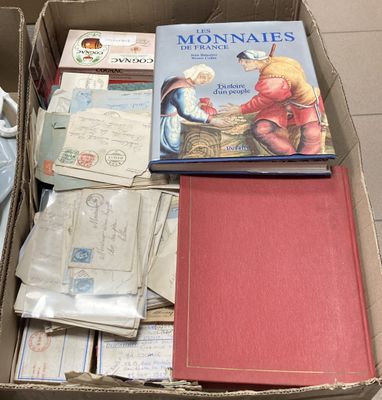 une boîte remplie de livres et de papiers posée par terre