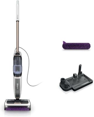 un gros plan d'un aspirateur muni d'une serpillière violette
