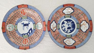 deux assiettes ornées de motifs sur un fond blanc