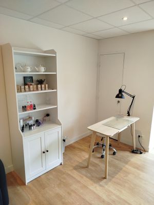 un bureau avec une chaise et une bibliothèque dans une pièce