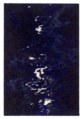 un dessin en noir et blanc représentant un plan d'eau la nuit