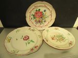 trois assiettes à motifs floraux posées sur une table