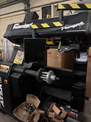 une photo d'un homme travaillant sur une machine dans un entrepôt