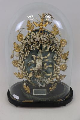 un dôme de verre avec une horloge à l'intérieur