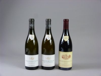trois bouteilles de vin posées l'une à côté de l'autre sur une table