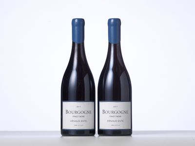 deux bouteilles de vin rouge posées sur une table