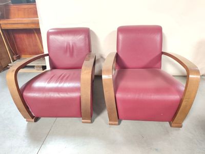 deux fauteuils en cuir rouge placés l'un à côté de l'autre dans une pièce
