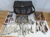 de nombreux outils qui sont posés sur une table