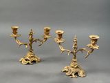 paire de candélabres anciens en laiton avec fleurs et feuilles