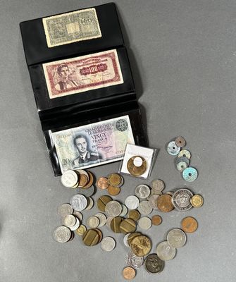 une boîte noire contenant beaucoup de pièces