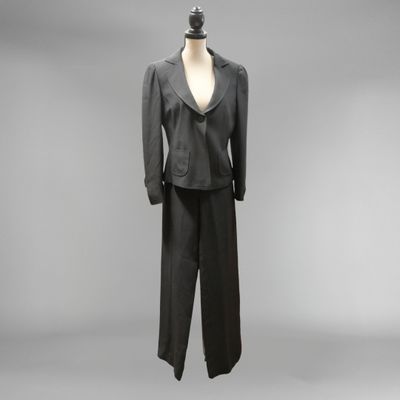 ARMANI, COLLEZIONI Réunion de deux tailleurs-pantalon noirs …