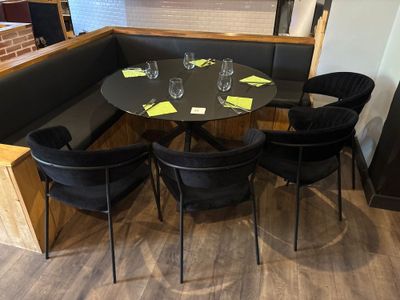 une table entourée de quatre chaises dans un restaurant