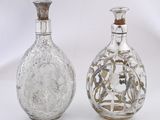 deux vases en verre posés l'un à côté de l'autre sur une surface blanche