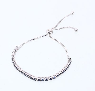 gros plan d'un bracelet sur fond blanc