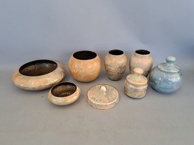 de nombreux vases posés sur une table