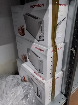 des boîtes empilées les unes sur les autres sur une étagère dans un magasin