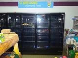 une grande vitrine dans une épicerie, remplie de produits