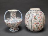deux vases posés l'un à côté de l'autre sur une table