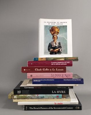 plusieurs livres empilés sur une table