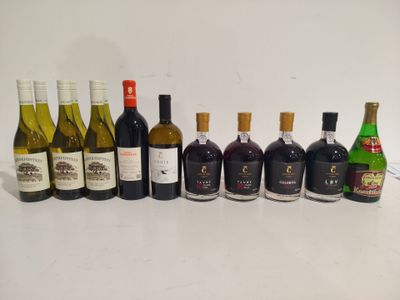 des bouteilles de vin sont alignées sur une surface blanche