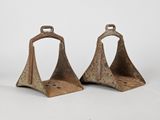 une paire de cloches anciennes en fer sur fond blanc