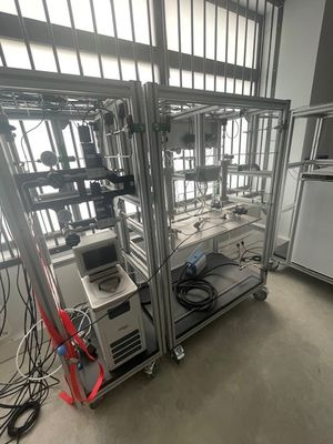 une image représentant une pièce avec tout un tas de machines