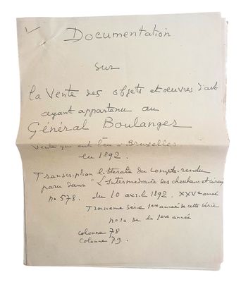 un vieux morceau de papier avec une écriture dessus, posé sur une table