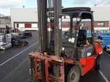 un chariot élévateur garé sur un parking