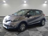 la voiture grise est garée sur un sol en damier dans le garage