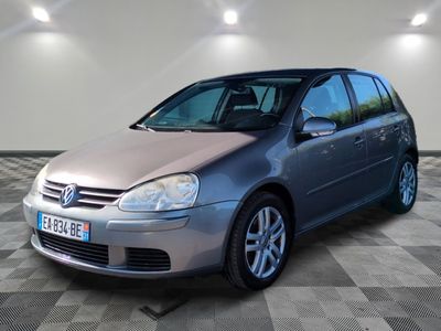 La Volkswagen Golf argentée est garée dans une pièce dont le sol est en damier.