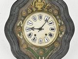 une horloge avec des chiffres romains sur le cadran