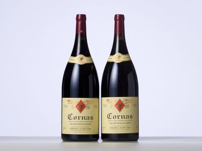 deux bouteilles de vin posées sur une table l'une à côté de l'autre