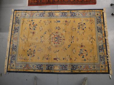 deux tapis accrochés au mur l'un à côté de l'autre