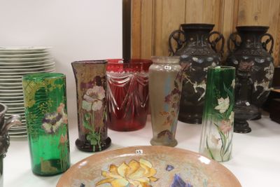 de nombreux vases et assiettes posés sur la table, décorés de fleurs