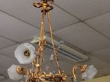 un lustre suspendu au plafond d'une pièce