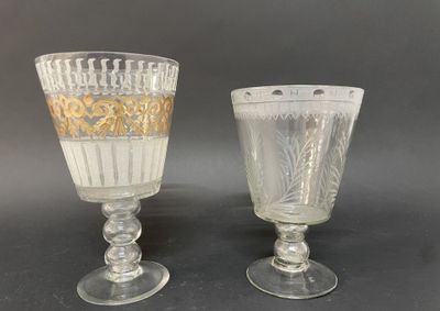 deux gobelets en verre aux bords dorés sur fond noir