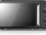une image d'un four à micro-ondes noir sur fond blanc