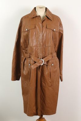 trench en cuir marron avec ceinture, présenté sur un mannequin
