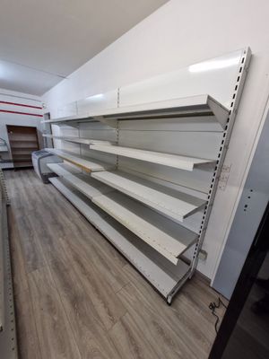 de nombreuses étagères vides dans un magasin