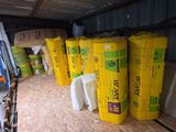 de nombreux sacs de ciment entreposés dans un local de stockage