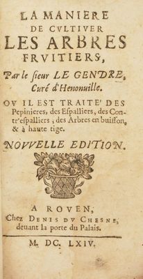 un vieux livre écrit posé sur une table