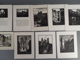 plusieurs photos en noir et blanc montrant une pile de livres posés sur une table